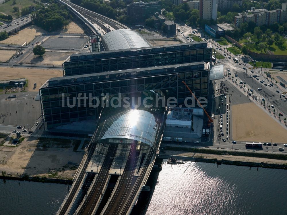Berlin aus der Vogelperspektive: Hauptbahnhof der Deutschen Bahn in Berlin, Deutschland