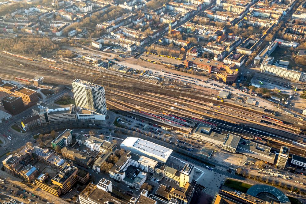 Dortmund aus der Vogelperspektive: Hauptbahnhof der Deutschen Bahn in Dortmund im Bundesland Nordrhein-Westfalen, Deutschland