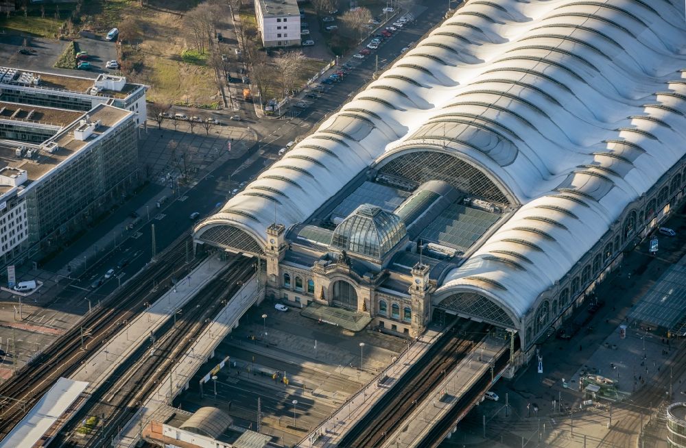 Dresden aus der Vogelperspektive: Hauptbahnhof der Deutschen Bahn in Dresden im Bundesland Sachsen, Deutschland