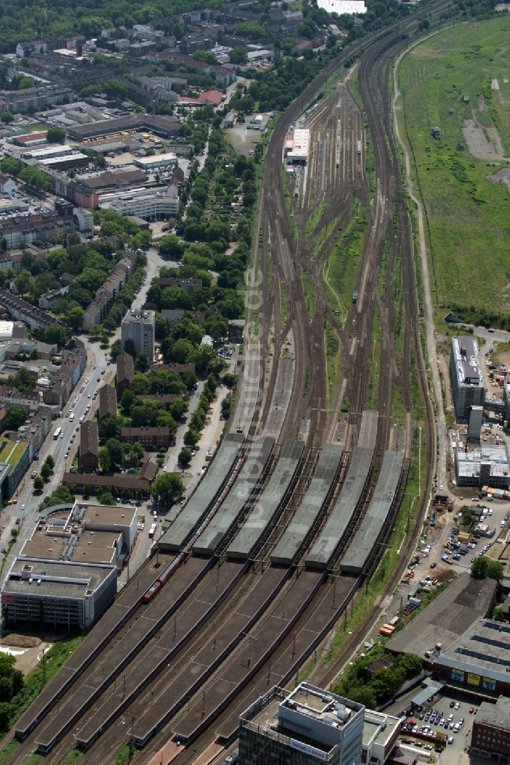 Duisburg aus der Vogelperspektive: Hauptbahnhof der Deutschen Bahn in Duisburg im Bundesland Nordrhein-Westfalen, Deutschland