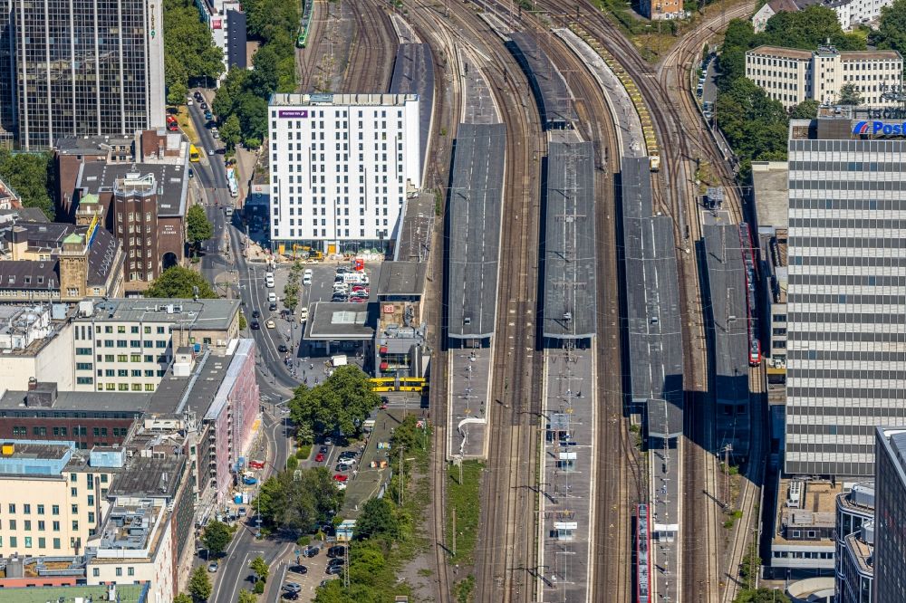 Essen aus der Vogelperspektive: Hauptbahnhof der Deutschen Bahn in Essen im Bundesland Nordrhein-Westfalen, Deutschland