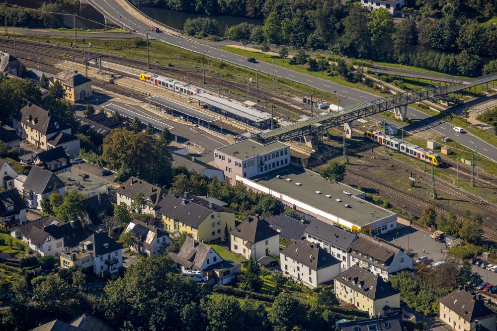 Luftaufnahme Finnentrop - Hauptbahnhof der Deutschen Bahn in Finnentrop im Bundesland Nordrhein-Westfalen, Deutschland