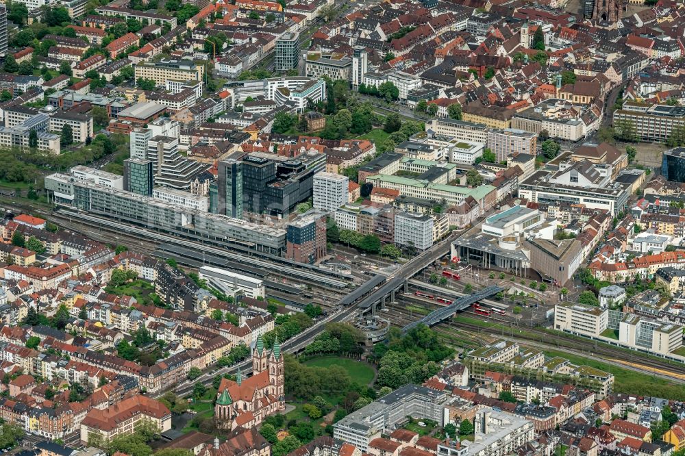 Freiburg im Breisgau aus der Vogelperspektive: Hauptbahnhof der Deutschen Bahn in Freiburg im Breisgau im Bundesland Baden-Württemberg