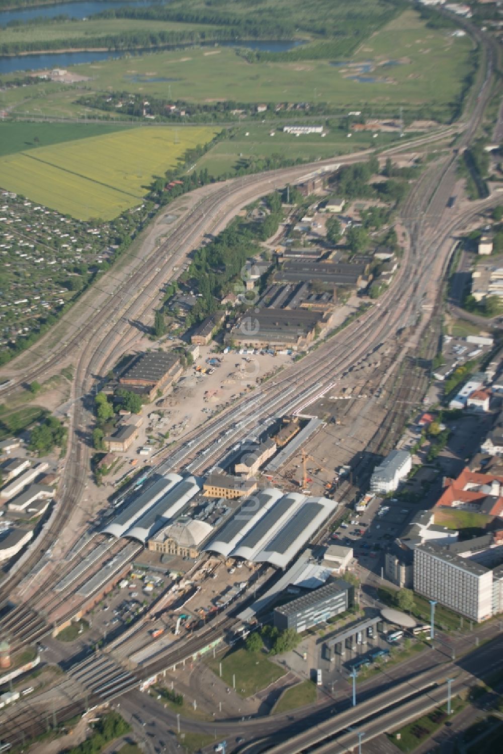 Luftaufnahme Halle (Saale) - Hauptbahnhof der Deutschen Bahn in Halle (Saale) im Bundesland Sachsen-Anhalt, Deutschland