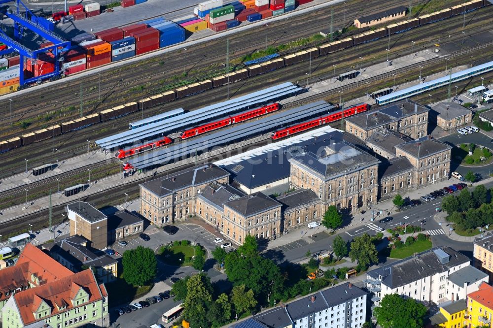 Luftaufnahme Hof - Hauptbahnhof der Deutschen Bahn in Hof im Bundesland Bayern, Deutschland