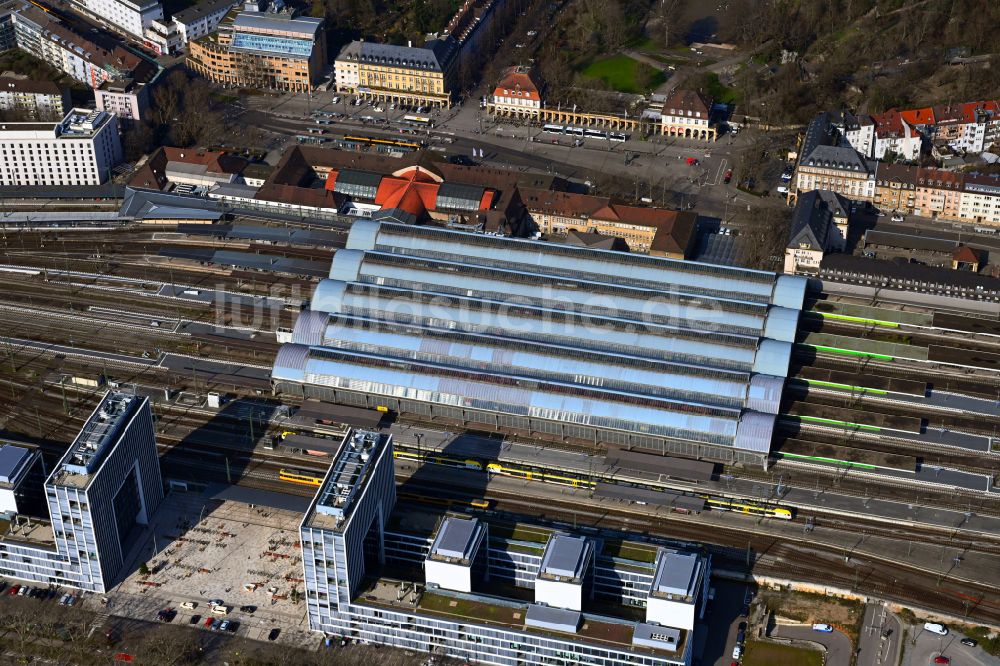 Karlsruhe aus der Vogelperspektive: Hauptbahnhof der Deutschen Bahn in Karlsruhe im Bundesland Baden-Württemberg, Deutschland