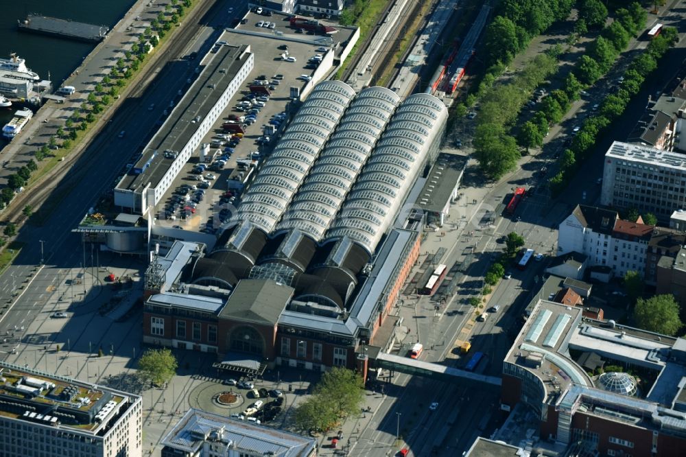 Kiel aus der Vogelperspektive: Hauptbahnhof der Deutschen Bahn in Kiel im Bundesland Schleswig-Holstein, Deutschland