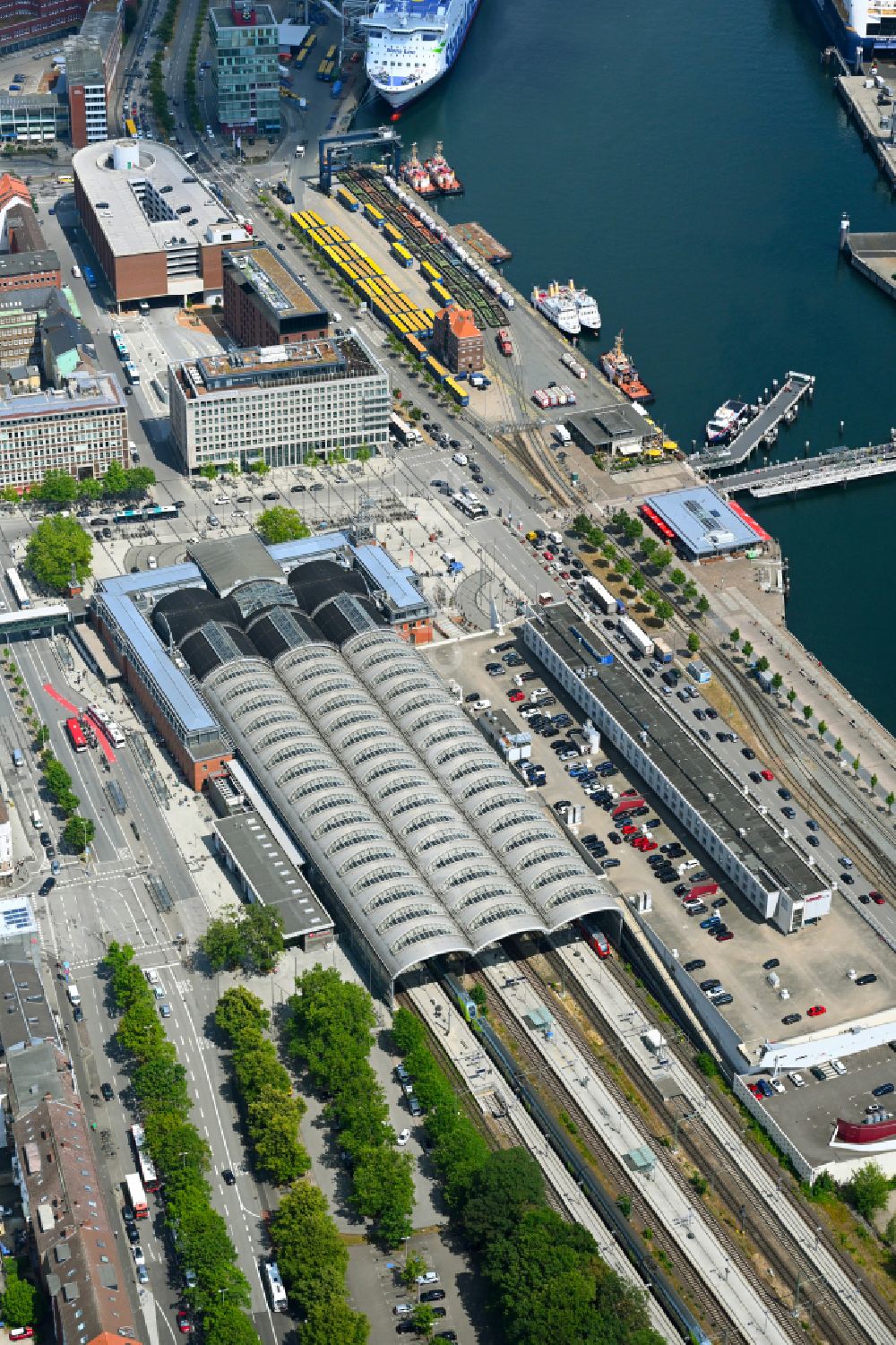 Luftaufnahme Kiel - Hauptbahnhof der Deutschen Bahn in Kiel im Bundesland Schleswig-Holstein, Deutschland