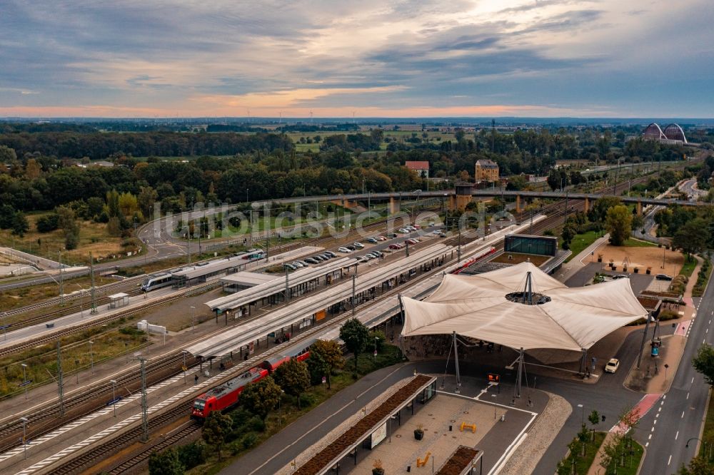 Luftaufnahme Lutherstadt Wittenberg - Hauptbahnhof der Deutschen Bahn in Lutherstadt Wittenberg im Bundesland Sachsen-Anhalt, Deutschland