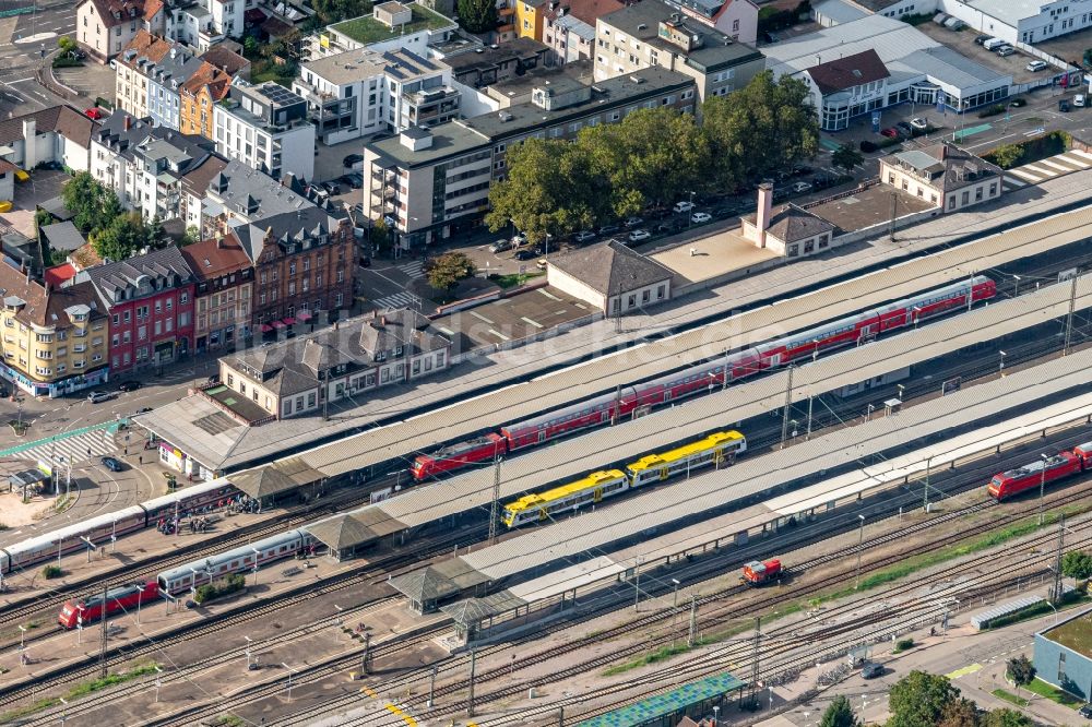 Offenburg aus der Vogelperspektive: Hauptbahnhof der Deutschen Bahn in Offenburg im Bundesland Baden-Württemberg, Deutschland