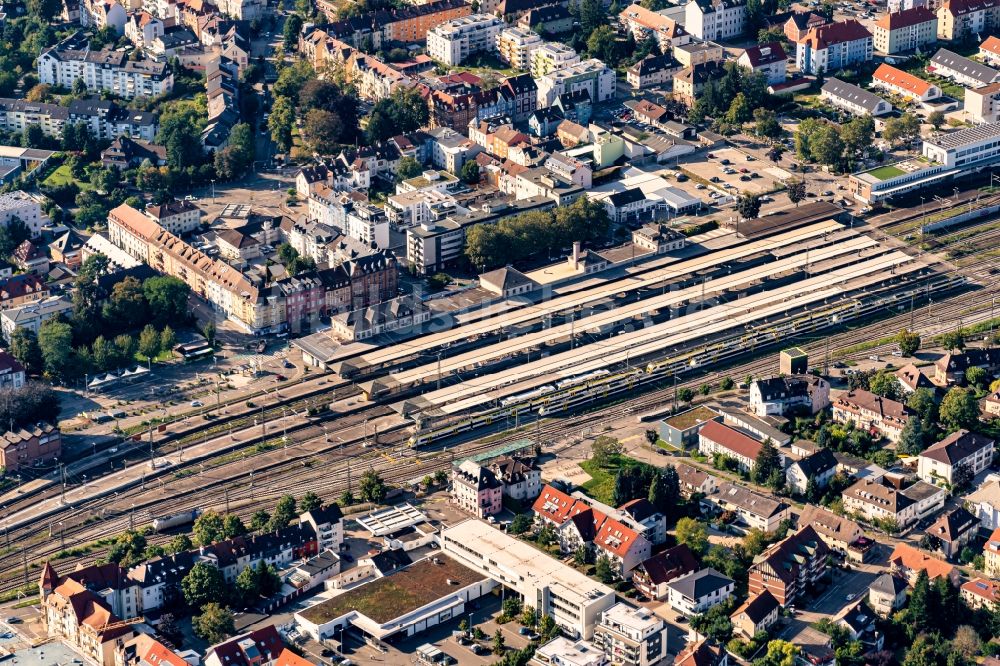 Offenburg von oben - Hauptbahnhof der Deutschen Bahn in Offenburg im Bundesland Baden-Württemberg, Deutschland