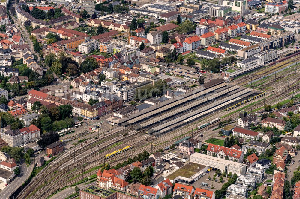 Offenburg aus der Vogelperspektive: Hauptbahnhof der Deutschen Bahn in Offenburg im Bundesland Baden-Württemberg, Deutschland