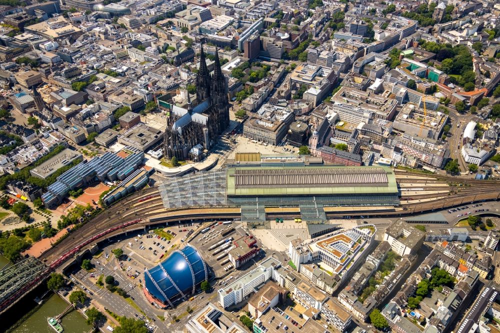 Luftaufnahme Köln - Hauptbahnhof der Deutschen Bahn im Ortsteil Innenstadt in Köln im Bundesland Nordrhein-Westfalen, Deutschland