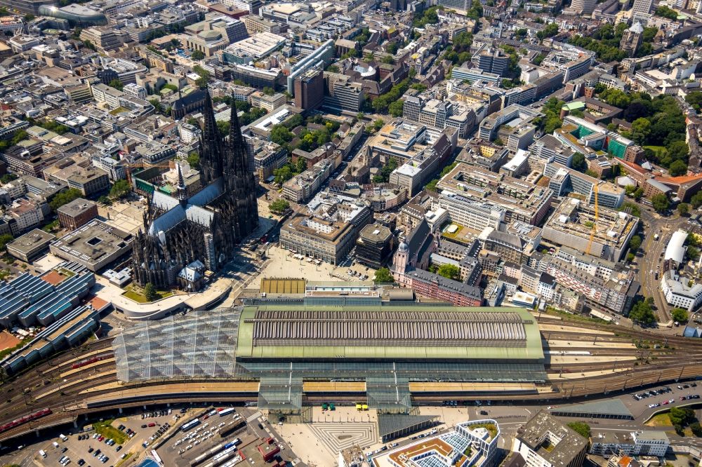 Köln von oben - Hauptbahnhof der Deutschen Bahn im Ortsteil Innenstadt in Köln im Bundesland Nordrhein-Westfalen, Deutschland