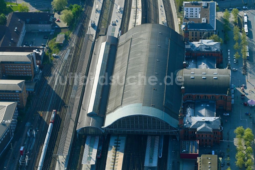 Bremen von oben - Hauptbahnhof der Deutschen Bahn im Ortsteil Mitte in Bremen, Deutschland