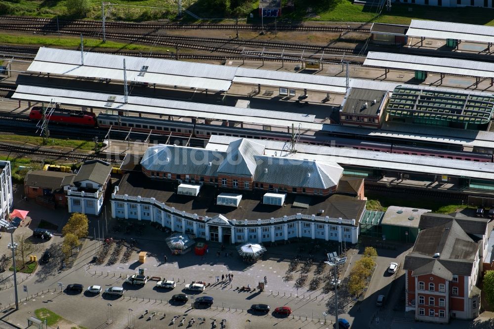Rostock aus der Vogelperspektive: Hauptbahnhof der Deutschen Bahn in Rostock im Bundesland , Deutschland