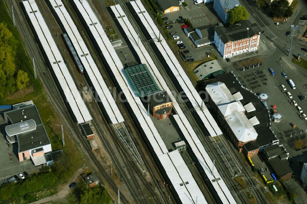 Luftaufnahme Rostock - Hauptbahnhof der Deutschen Bahn in Rostock im Bundesland , Deutschland