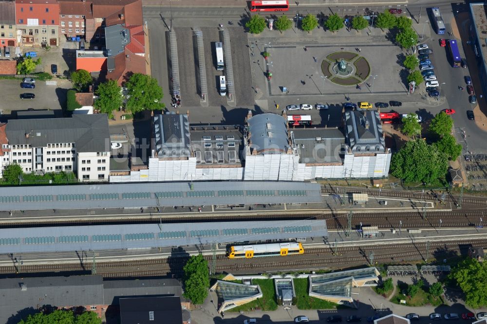 Luftaufnahme Schwerin - Hauptbahnhof der Deutschen Bahn in Schwerin im Bundesland Mecklenburg-Vorpommern