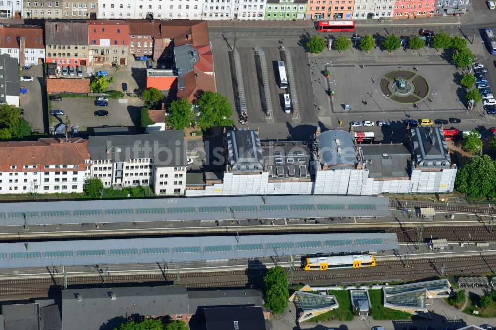 Schwerin von oben - Hauptbahnhof der Deutschen Bahn in Schwerin im Bundesland Mecklenburg-Vorpommern