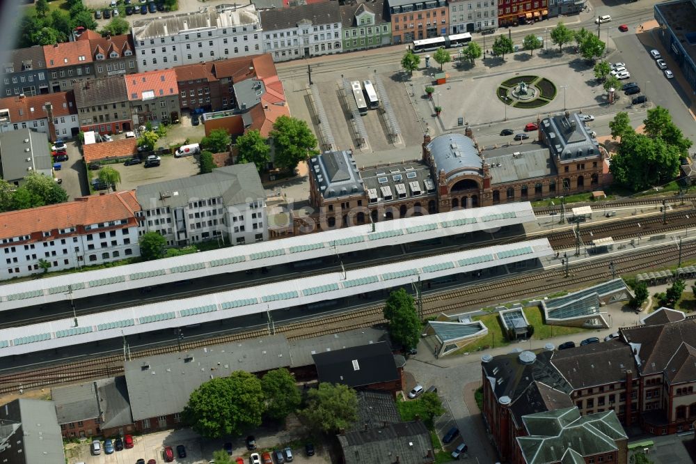 Schwerin aus der Vogelperspektive: Hauptbahnhof der Deutschen Bahn in Schwerin im Bundesland Mecklenburg-Vorpommern, Deutschland