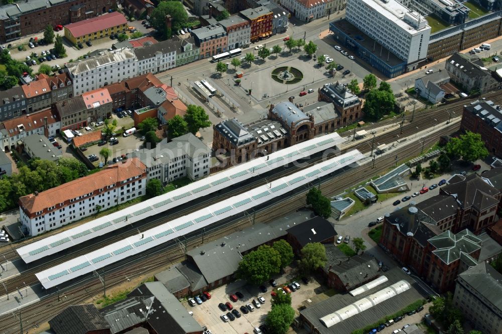 Luftbild Schwerin - Hauptbahnhof der Deutschen Bahn in Schwerin im Bundesland Mecklenburg-Vorpommern, Deutschland