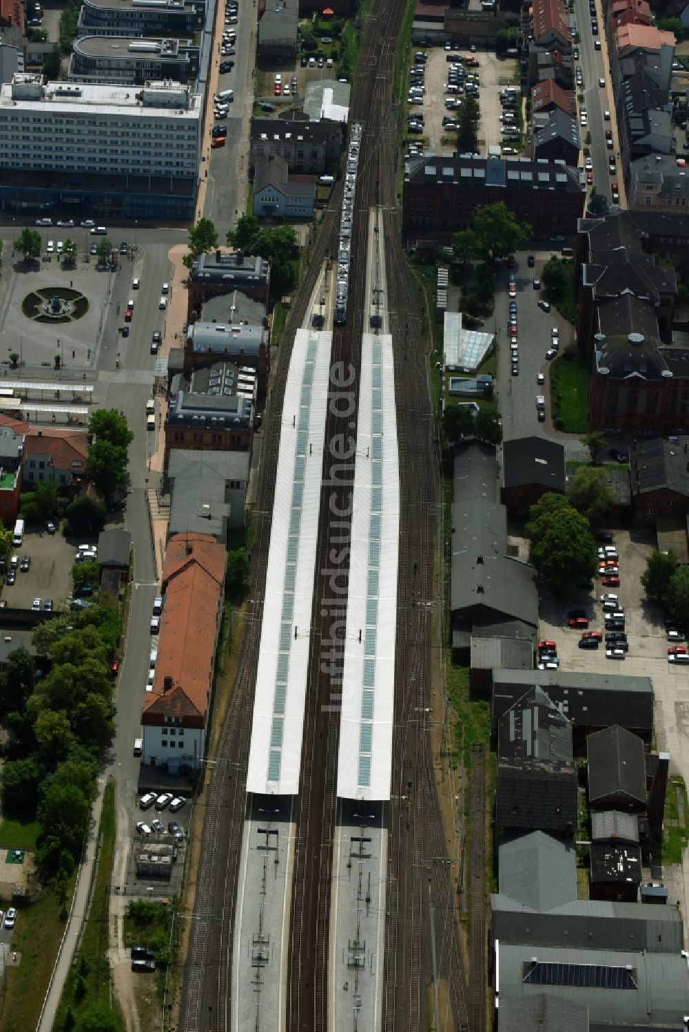 Schwerin von oben - Hauptbahnhof der Deutschen Bahn in Schwerin im Bundesland Mecklenburg-Vorpommern, Deutschland