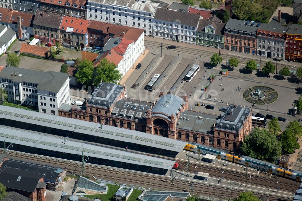 Luftaufnahme Schwerin - Hauptbahnhof der Deutschen Bahn in Schwerin im Bundesland Mecklenburg-Vorpommern, Deutschland