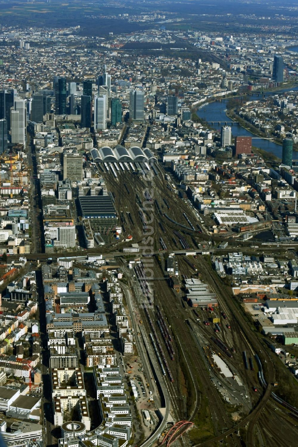 Frankfurt am Main von oben - Hauptbahnhof der Deutschen Bahn an der Skyline in Frankfurt am Main im Bundesland Hessen