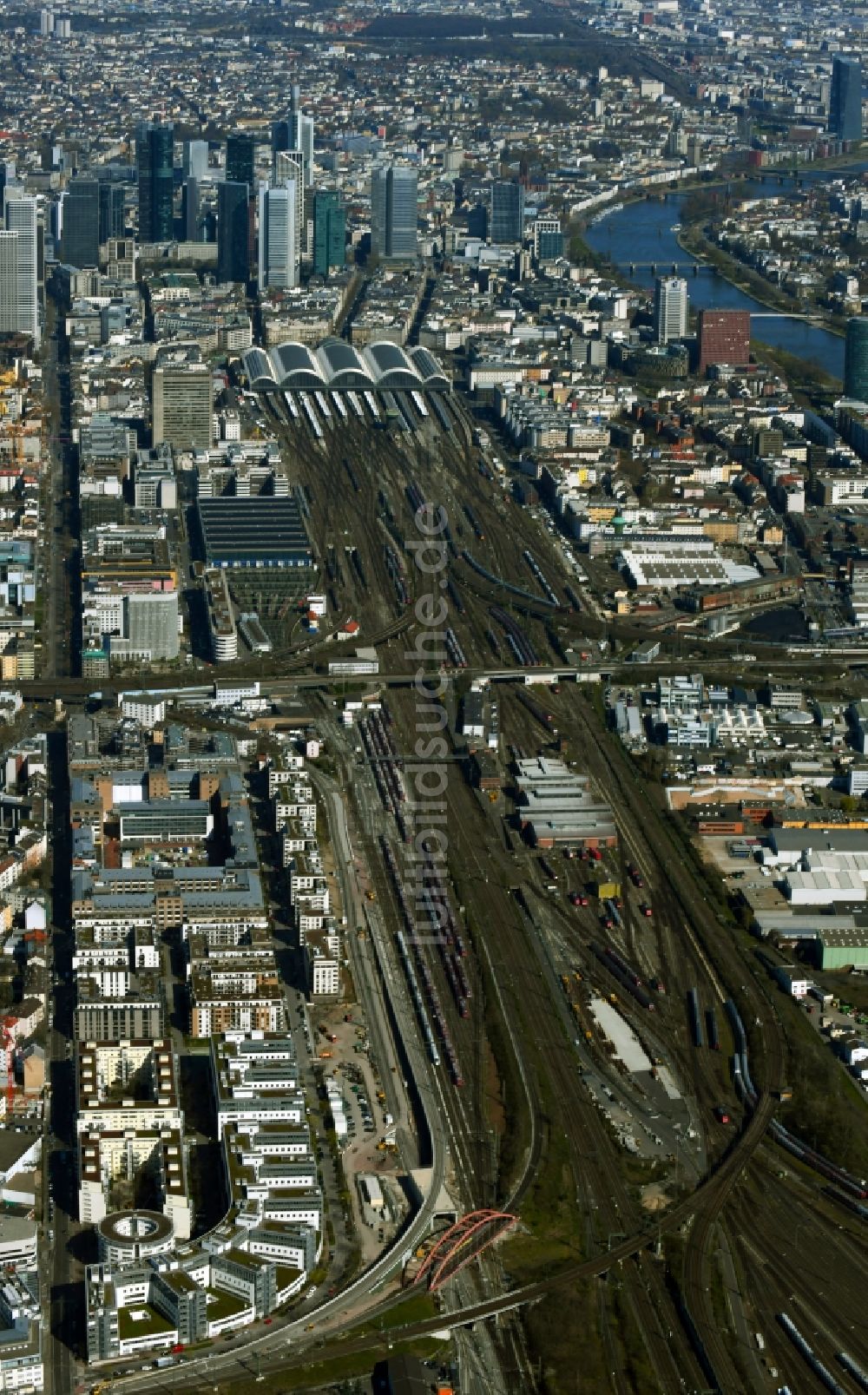 Luftbild Frankfurt am Main - Hauptbahnhof der Deutschen Bahn an der Skyline in Frankfurt am Main im Bundesland Hessen