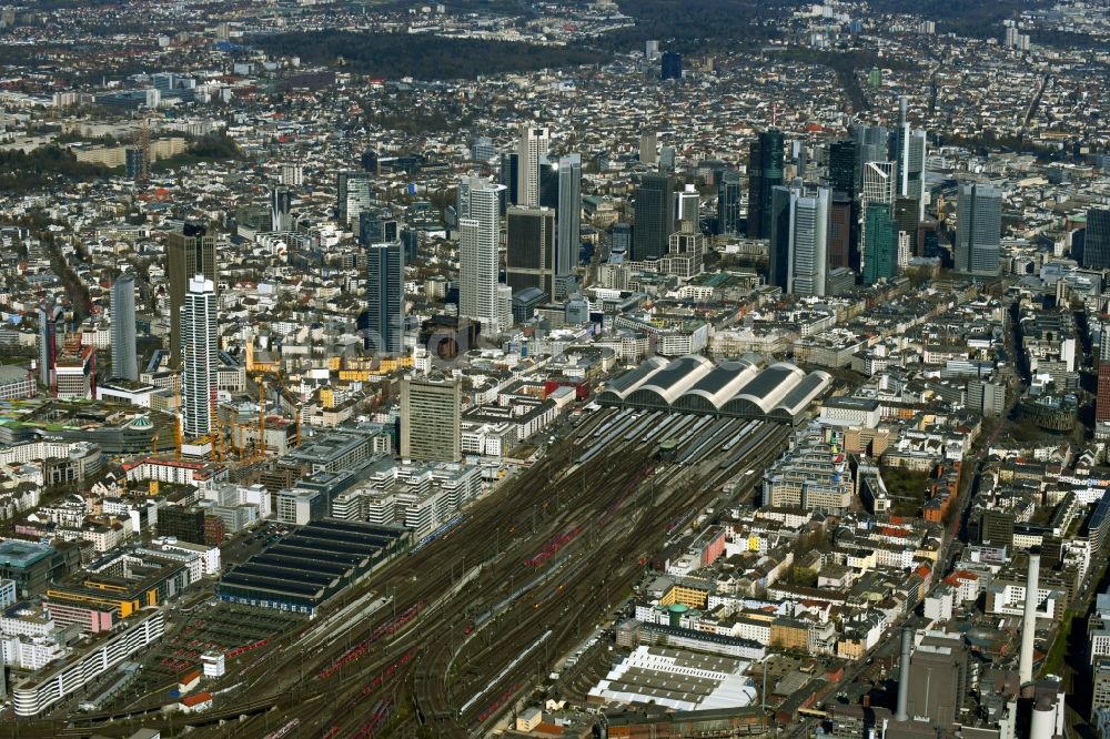 Luftaufnahme Frankfurt am Main - Hauptbahnhof der Deutschen Bahn an der Skyline in Frankfurt am Main im Bundesland Hessen