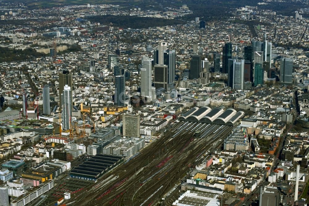 Frankfurt am Main von oben - Hauptbahnhof der Deutschen Bahn an der Skyline in Frankfurt am Main im Bundesland Hessen