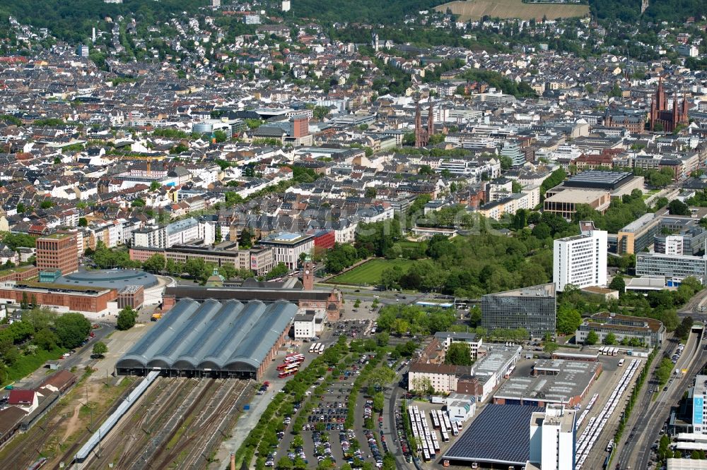 Luftaufnahme Wiesbaden - Hauptbahnhof der Deutschen Bahn in Wiesbaden im Bundesland Hessen, Deutschland