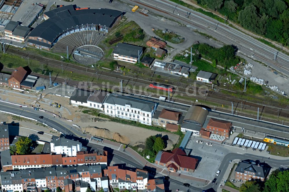 Wismar von oben - Hauptbahnhof der Deutschen Bahn in Wismar im Bundesland Mecklenburg-Vorpommern, Deutschland