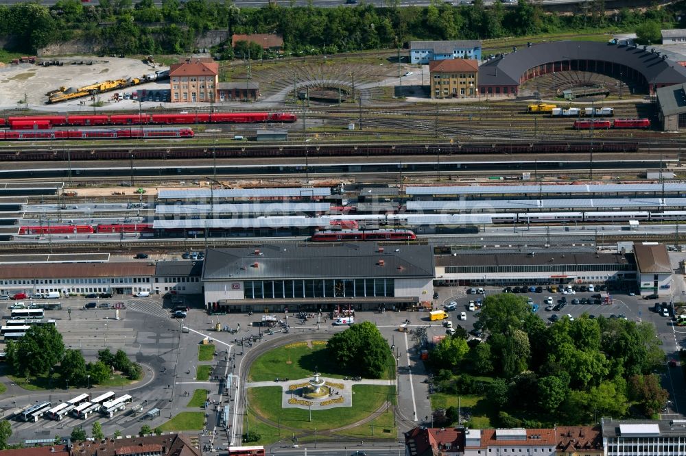Würzburg aus der Vogelperspektive: Hauptbahnhof der Deutschen Bahn in Würzburg im Bundesland Bayern
