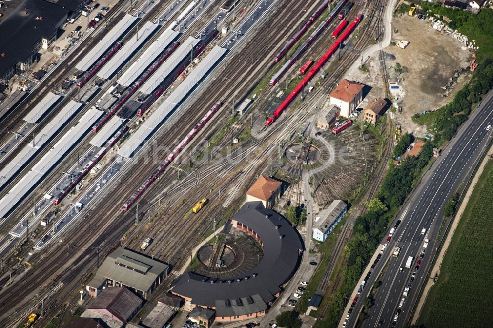 Würzburg aus der Vogelperspektive: Hauptbahnhof der Deutschen Bahn in Würzburg im Bundesland Bayern