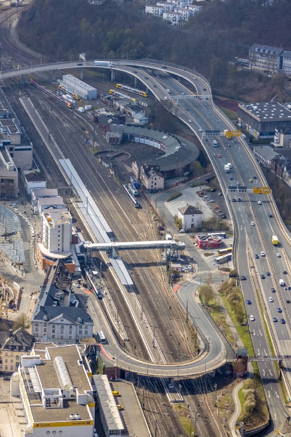 Luftbild Siegen - Hauptbahnhof der Deutschen Bahn und ZOB in Siegen im Bundesland Nordrhein-Westfalen, Deutschland
