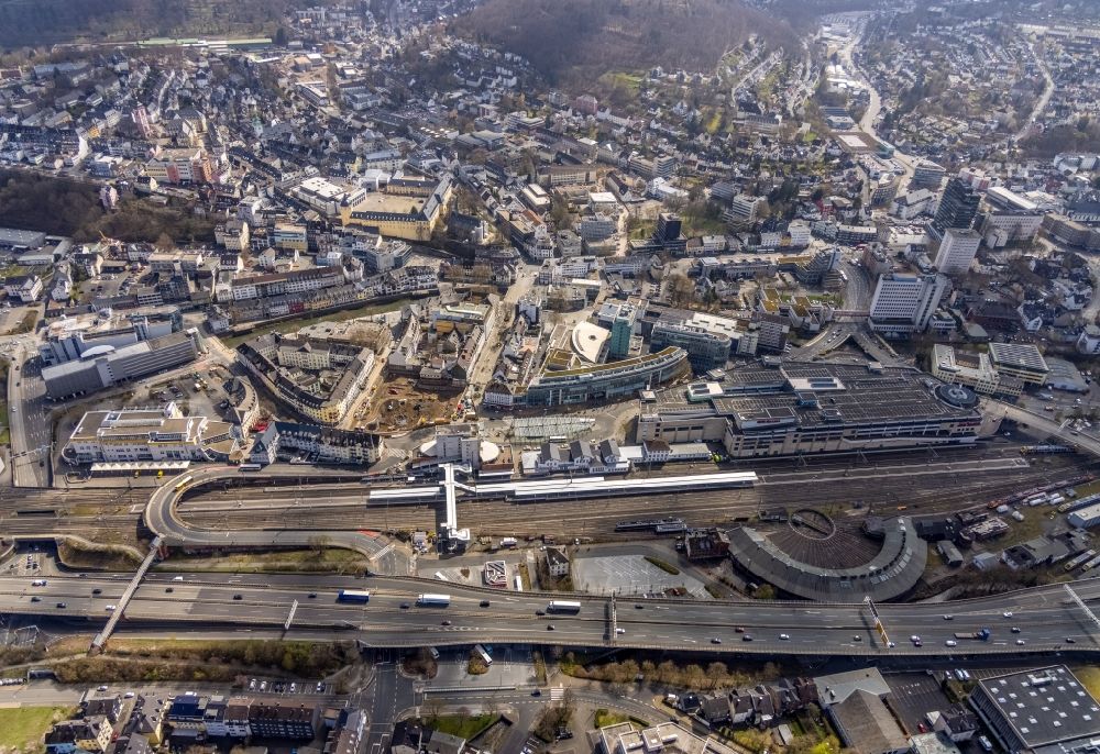 Siegen von oben - Hauptbahnhof der Deutschen Bahn und ZOB in Siegen im Bundesland Nordrhein-Westfalen, Deutschland