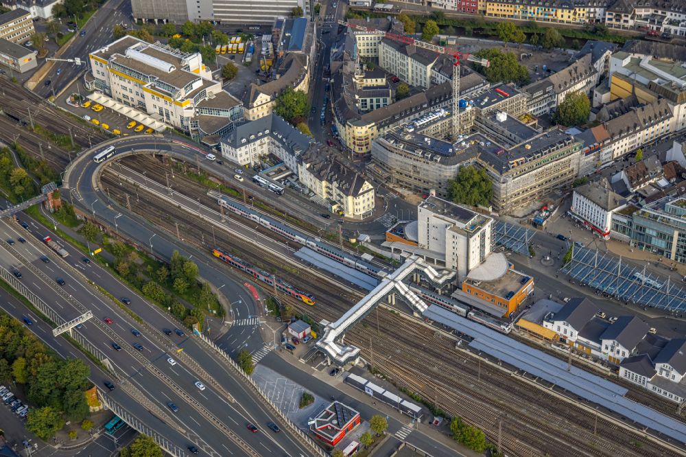 Luftaufnahme Siegen - Hauptbahnhof der Deutschen Bahn und ZOB in Siegen im Bundesland Nordrhein-Westfalen, Deutschland