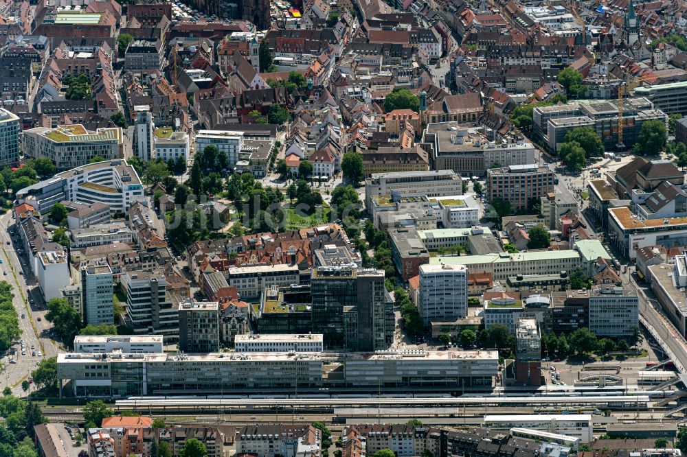 Luftbild Freiburg im Breisgau - Hauptbahnhof und Geschäftszentrum in Freiburg im Breisgau im Bundesland Baden-Württemberg, Deutschland