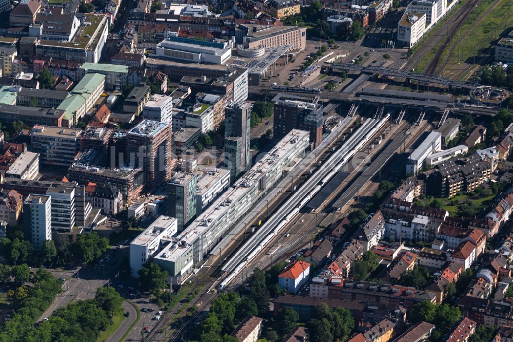 Luftaufnahme Freiburg im Breisgau - Hauptbahnhof und Geschäftszentrum in Freiburg im Breisgau im Bundesland Baden-Württemberg, Deutschland