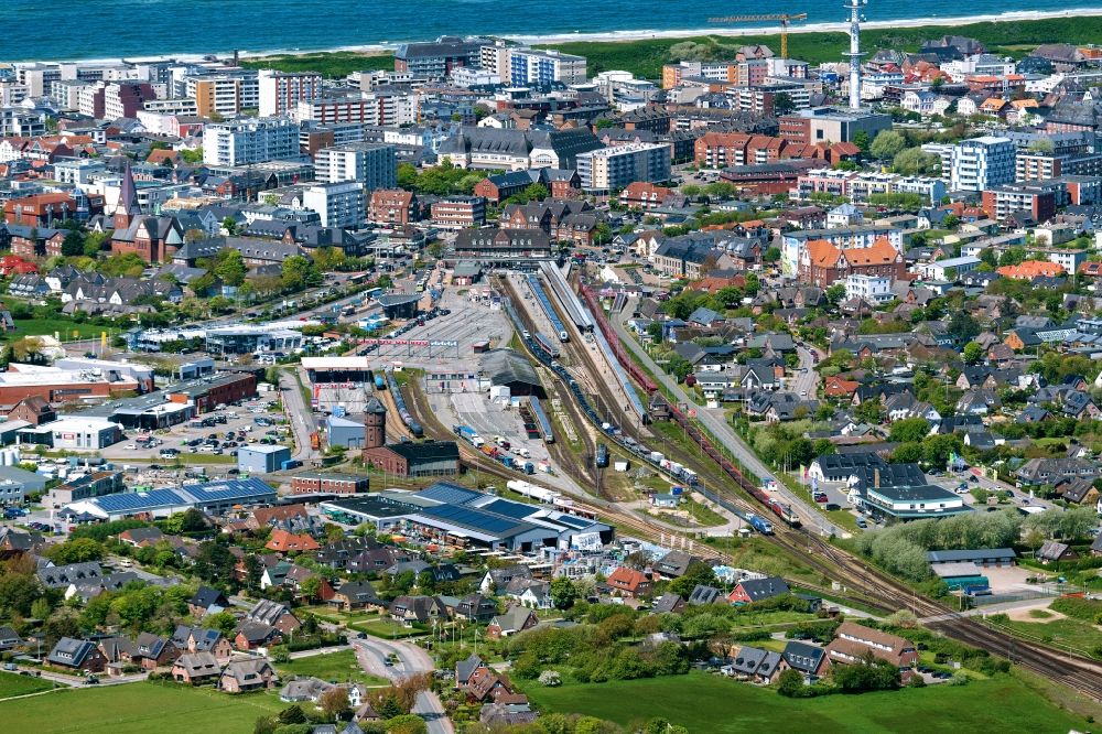 Luftaufnahme Sylt - Hauptbahnhof im Ortsteil Westerland auf Sylt im Bundesland Schleswig-Holstein, Deutschland