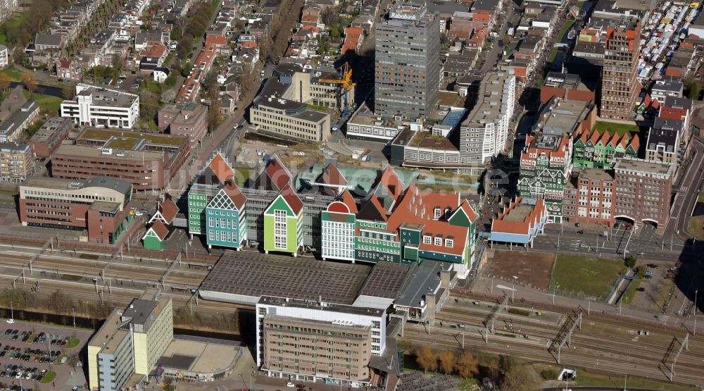 Zaandam von oben - Hauptbahnhof am Stadhuis Zaanstad im Ortsteil Westelijk Havengebied in Zaandam in Noord-Holland, Niederlande