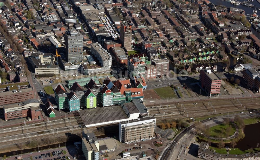Zaandam aus der Vogelperspektive: Hauptbahnhof am Stadhuis Zaanstad im Ortsteil Westelijk Havengebied in Zaandam in Noord-Holland, Niederlande