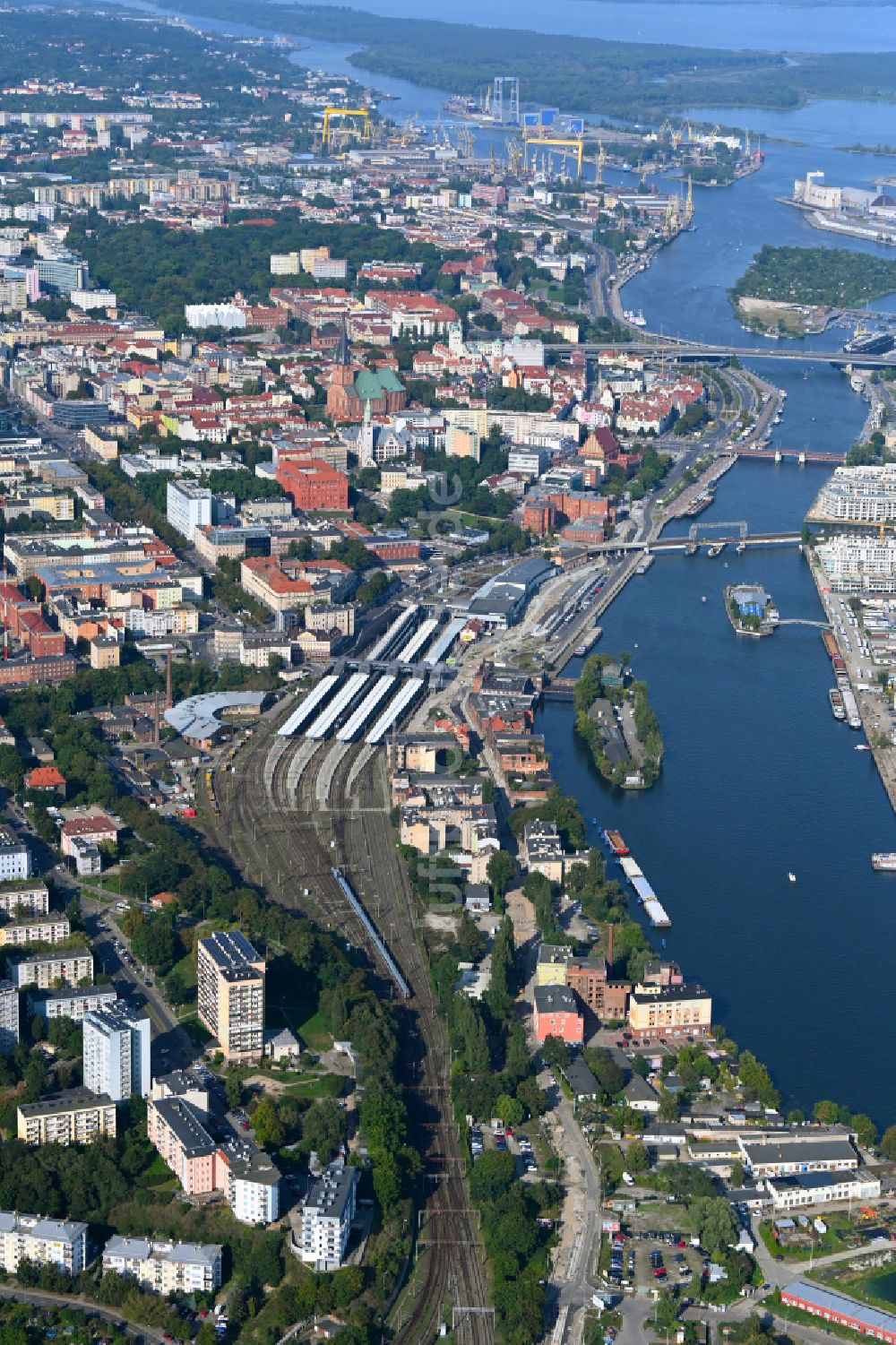 Szczecin - Stettin von oben - Hauptbahnhof in Szczecin - Stettin in Woiwodschaft Westpommern, Polen