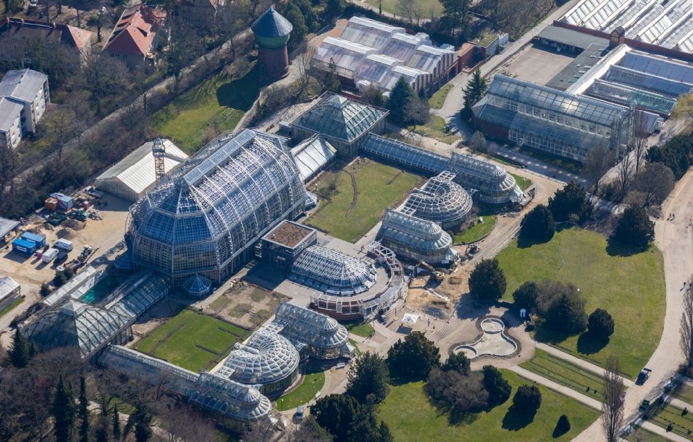 Berlin von oben - Hauptgebäude und Gewächshäuser- Komplex im Botanischen Garten Berlin-Dahlem in Berlin