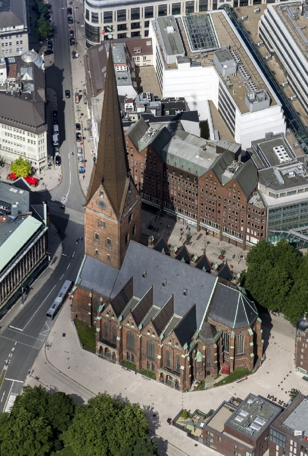 Luftbild Hamburg - Hauptkirche St. Petri in Hamburg
