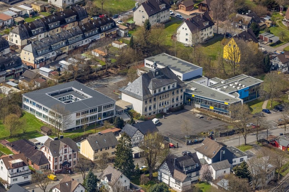 Eichen aus der Vogelperspektive: Hauptschule in Eichen im Bundesland Nordrhein-Westfalen, Deutschland