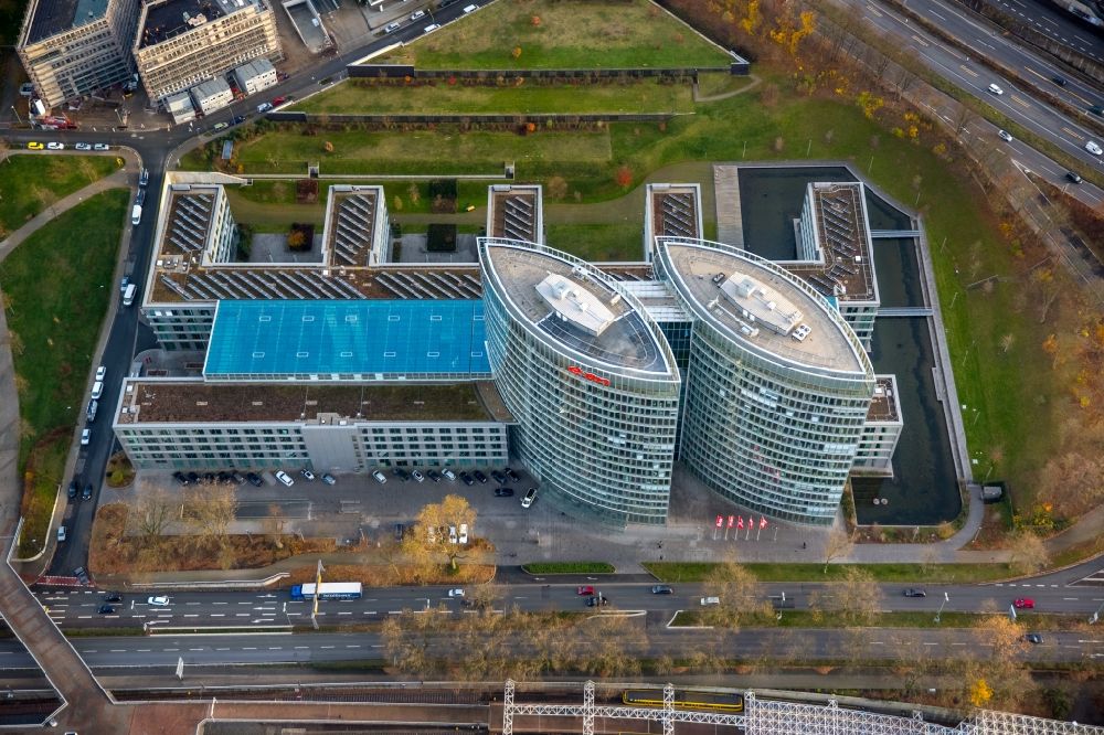 Luftbild Essen - Hauptverwaltungsgebäude der E.ON Ruhrgas AG nahe der Autobahn A52 im Stadtteil Rüttenscheid in Essen im Bundesland Nordrhein-Westfalen