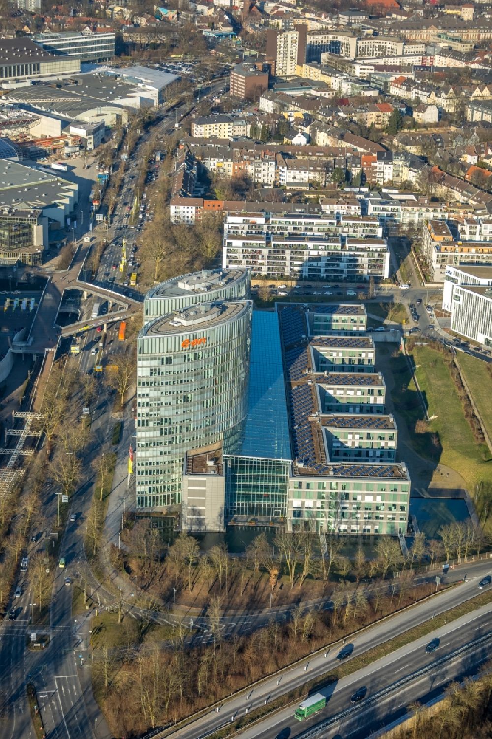 Luftaufnahme Essen - Hauptverwaltungsgebäude der E.ON Ruhrgas AG nahe der Autobahn A52 im Stadtteil Rüttenscheid in Essen im Bundesland Nordrhein-Westfalen