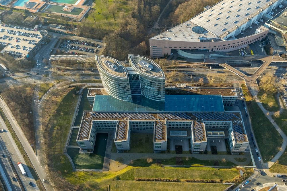 Luftaufnahme Essen - Hauptverwaltungsgebäude der E.ON Ruhrgas AG nahe der Autobahn A52 im Stadtteil Rüttenscheid in Essen im Bundesland Nordrhein-Westfalen